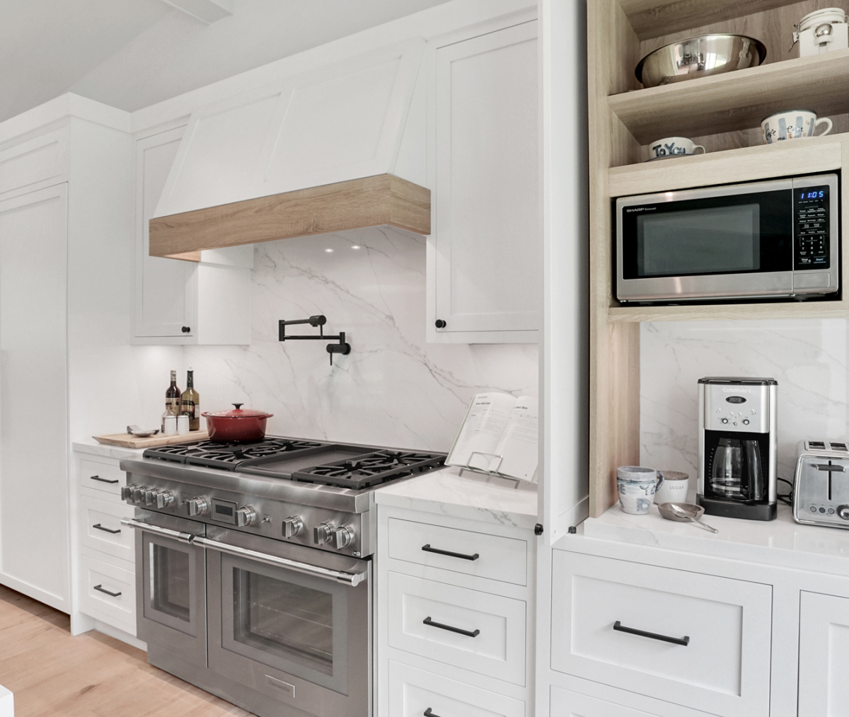 MODERN FARMHOUSE KITCHEN