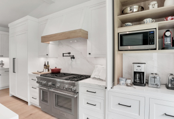 MODERN FARMHOUSE KITCHEN