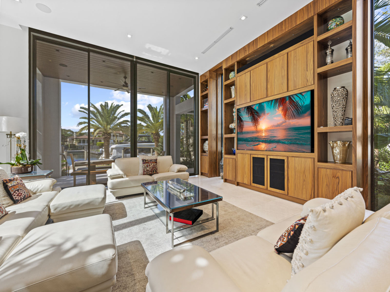 Stainless-Steel-Sass-Meets-Walnut-Class-5